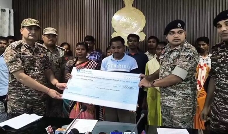 बंदूक छोड़ विकास की ओर: 24 हार्डकोर नक्सलियों ने छोड़ा हिंसा का रास्ता, आत्मसमर्पित नक्सलियों के पुनर्वास और पुनरुत्थान के लिए सरकार प्रतिबद्ध