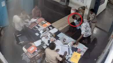 रायपुर के थाने में युवक ने गला काटा, मेकाहारा अस्पताल में कराया गया भर्ती