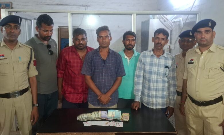 नचा रहे थे 52 पत्ती ताश, लगा रहे थे दांव, गिरफ्तार नचा रहे थे 52 पत्ती ताश, लगा रहे थे दांव, गिरफ्तार