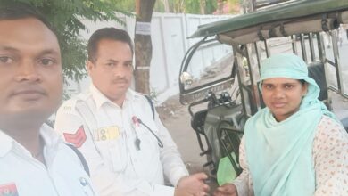 ईमानदारी की मिसाल : महिलाओं का सड़क में गिरा मोबाइल एवं पर्स, ट्रैफिक कर्मी ने वापस लौटाया