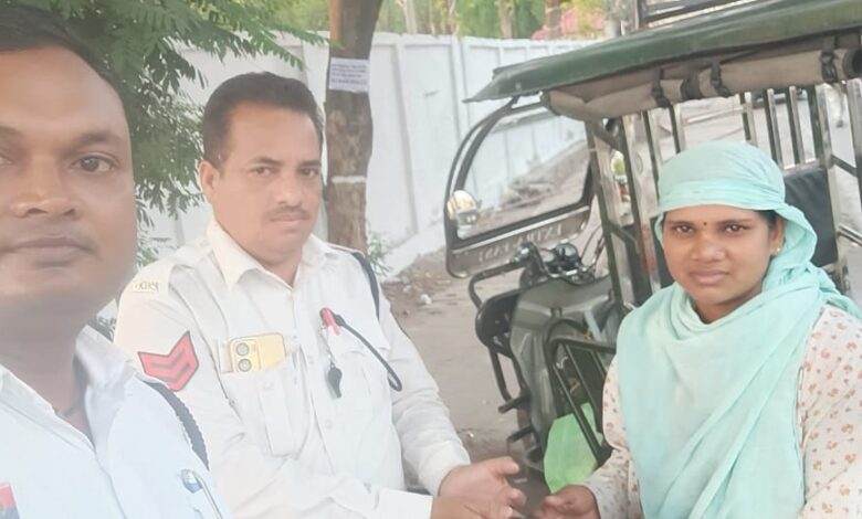ईमानदारी की मिसाल : महिलाओं का सड़क में गिरा मोबाइल एवं पर्स, ट्रैफिक कर्मी ने वापस लौटाया ईमानदारी की मिसाल : महिलाओं का सड़क में गिरा मोबाइल एवं पर्स, ट्रैफिक कर्मी ने वापस लौटाया