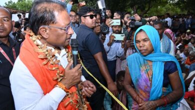 तेज हवाओं के बीच ढोढरीकला में अचानक उतरा मुख्यमंत्री का हेलिकॉप्टर, ग्रामीणों से संवाद, सुनी समस्याएं