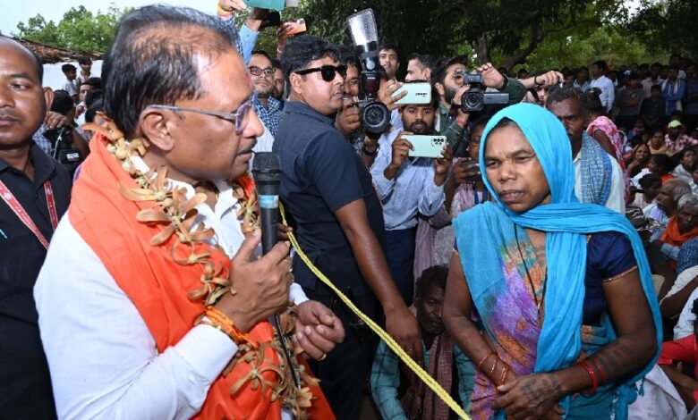 तेज हवाओं के बीच ढोढरीकला में अचानक उतरा मुख्यमंत्री का हेलिकॉप्टर, ग्रामीणों से संवाद, सुनी समस्याएं