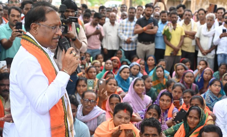 गुलमोहर पेड़ के नीचे लगी मुख्यमंत्री की चौपाल: सारंगढ़-बिलाइगढ़ जिले के ग्राम कनकबीरा में उतरा मुख्यमंत्री का उड़नखटोला