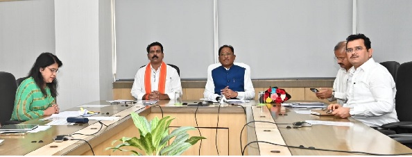 आत्मसमर्पित नक्सलियों और नक्सल हिंसा से पीड़ितों को प्रधानमंत्री आवास योजना की मिली पहली किस्त