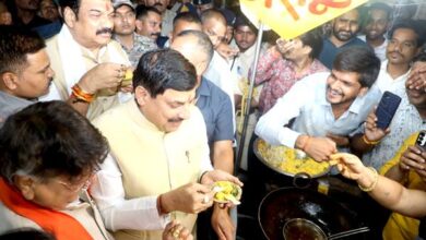 मुख्यमंत्री डॉ. मोहन यादव ने सराफा बाजार में मंत्रियों संग उठाया व्यंजनों का लुत्फ