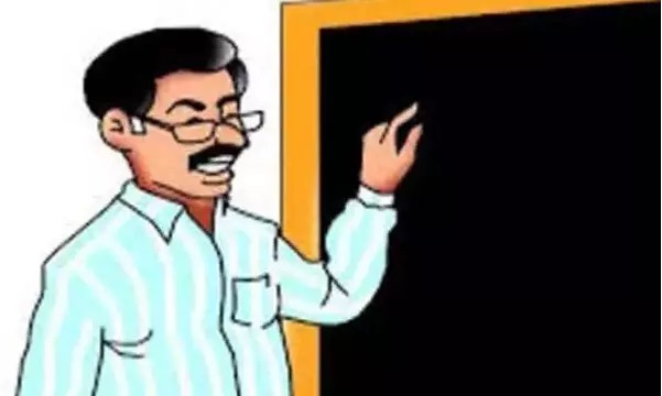 राजनांदगांव के ग्रामीण विद्यालयों में शिक्षकों की कमी से पढ़ाई और रिजल्ट प्रभावित राजनांदगांव के ग्रामीण विद्यालयों में शिक्षकों की कमी से पढ़ाई और रिजल्ट प्रभावित