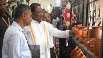 मुख्यमंत्री साय पहुंचे शिल्प नगरी कोंडागांव के शबरी एंपोरियम, बेलमेटल कलाकृतियों की सराहना की मुख्यमंत्री साय पहुंचे शिल्प नगरी कोंडागांव के शबरी एंपोरियम, बेलमेटल कलाकृतियों की सराहना की