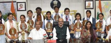 राज्यपाल रमेन डेका से बोर्ड परीक्षाओं के विद्यार्थियों ने की मुलाकात, पांच-पांच हजार रूपये प्रोत्साहन राशि