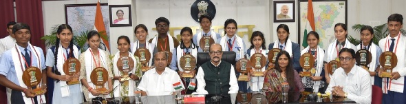 राज्यपाल रमेन डेका से बोर्ड परीक्षाओं के विद्यार्थियों ने की मुलाकात, पांच-पांच हजार रूपये प्रोत्साहन राशि राज्यपाल रमेन डेका से बोर्ड परीक्षाओं के विद्यार्थियों ने की मुलाकात, पांच-पांच हजार रूपये प्रोत्साहन राशि