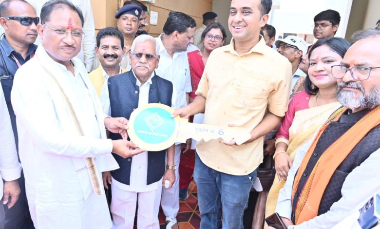 मुख्यमंत्री साय ने किया अटल आवास योजना अंतर्गत 226 आवासों का लोकार्पण मुख्यमंत्री साय ने किया अटल आवास योजना अंतर्गत 226 आवासों का लोकार्पण