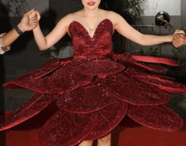 उर्फी जावेद का ये नया ड्रेस ट्रेंड में, पैपराजी को दिया एक अलग पोज