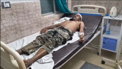 सर्चिंग से वापस लौटते समय बिजली की तार टूटी, दो जवान झुलसे