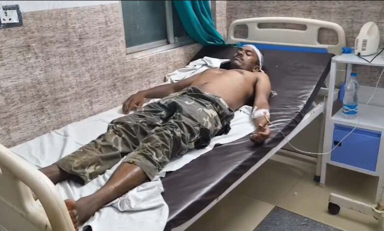 सर्चिंग से वापस लौटते समय बिजली की तार टूटी, दो जवान झुलसे सर्चिंग से वापस लौटते समय बिजली की तार टूटी, दो जवान झुलसे