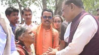 सुशासन तिहार : सीएम साय का हेलिकॉप्टर कोरबा के मदनपुर में उतरा, मुखिया को देखने उमड़ी भीड़ सुशासन तिहार : सीएम साय का हेलिकॉप्टर कोरबा के मदनपुर में उतरा, मुखिया को देखने उमड़ी भीड़