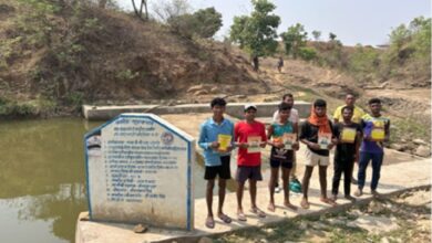 नाला में बने चेक डेम से पानी को तरसते किसानों के चेहरे पर आई मुस्कान