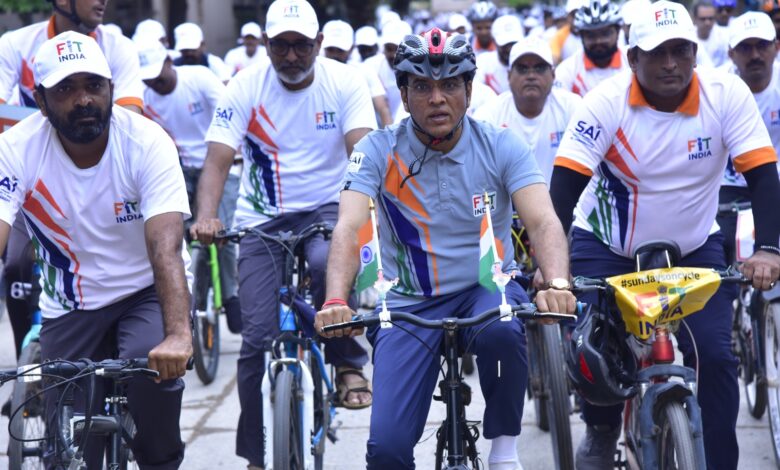 डॉ. मनसुख मंडाविया के नेतृत्व में फिट इंडिया संडे ऑन साइकिल का आयोजन; ‘स्वच्छता सेनानियों’ के साथ देश भर में 6000 स्थलों पर कार्यक्रम
