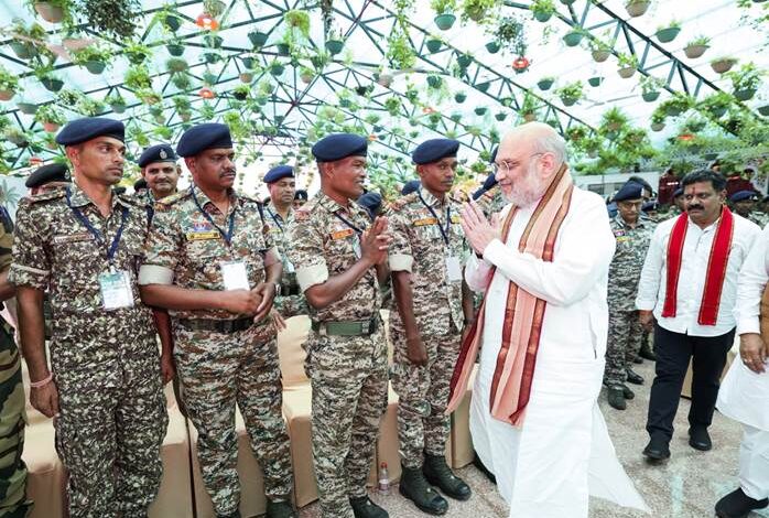 अमित शाह ने सुरक्षा बलों के जवानों से किया संवाद