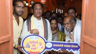 संतु चक्रेस को मिला सपनों का आशियाना, मुख्यमंत्री से पक्के मकान की चाबी पाकर भावुक हुए बुजुर्ग