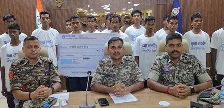 सुकमा में नक्सल संगठन को बड़ा झटका, 16 माओवादियों ने किया आत्मसमर्पण सुकमा में नक्सल संगठन को बड़ा झटका, 16 माओवादियों ने किया आत्मसमर्पण