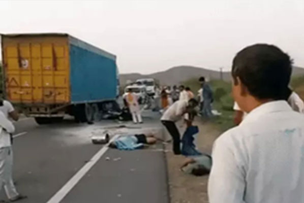 ट्रक और जीप की टक्कर में दुल्हन सहित 5 की मौत, दूल्हा गंभीर