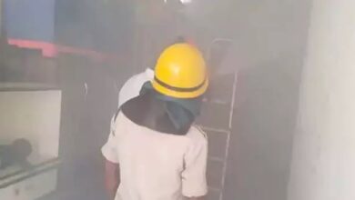 फर्नीचर शोरूम में लगी आग, लाखों के नुकसान की संभावना फर्नीचर शोरूम में लगी आग, लाखों के नुकसान की संभावना