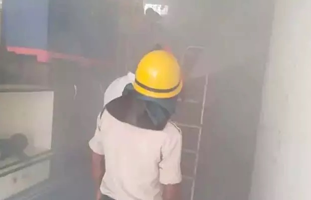 फर्नीचर शोरूम में लगी आग, लाखों के नुकसान की संभावना