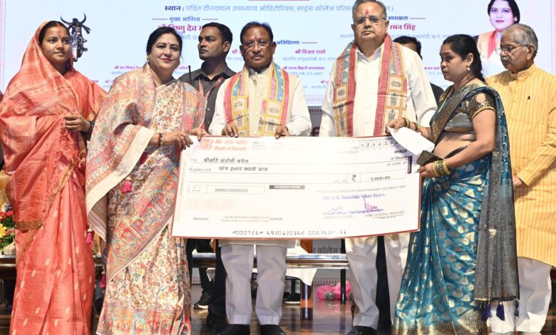 हस्तशिल्प विकास बोर्ड की अध्यक्ष शालिनी राजपूत ने किया पदभार ग्रहण, सीएम हुए शामिल