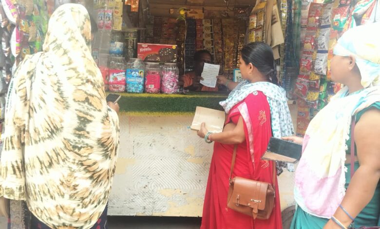 सिंगल यूज प्लास्टिक और गन्दगी मिलने और डस्टबिन नहीं होने पर निगम ने ठोका जुर्माना