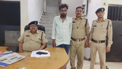 पत्नी की गला दबाकर हत्या करने वाला आरोपी पति पुलिस की गिरफ्त में