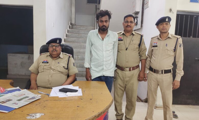 पत्नी की गला दबाकर हत्या करने वाला आरोपी पति पुलिस की गिरफ्त में