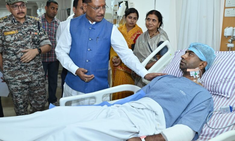मुख्यमंत्री ने नक्सली हमले में घायल हुए जवानों का जाना हालचाल