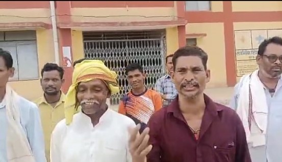 वर्षों बाद  युक्तियुक्तकरण से  मिले गणित और  विज्ञान के  व्याख्याता अभिभावकों ने जाहिर की खुशी