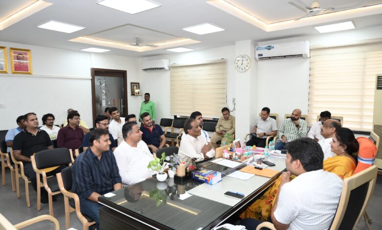 पंडरी कपडा बाजार के व्यापारियों ने की महापौर और विधायक से मुलाकात