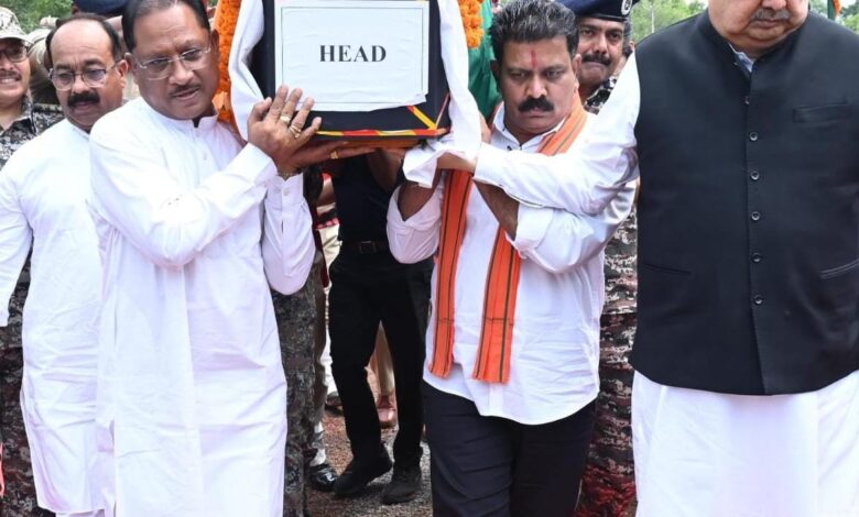 सीएम ने शहीद एएसपी आकाश राव को दी श्रद्धांजलि, पार्थिव शरीर को कंधा देकर दी अंतिम विदाई