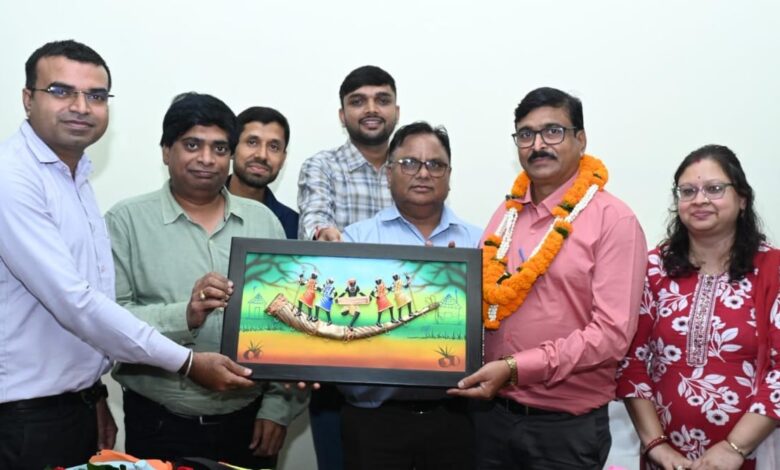 जनसंपर्क विभाग के उपसंचालक आनंद प्रकाश सोलंकी हुए रिटायर, दी गई गरिमामय विदाई