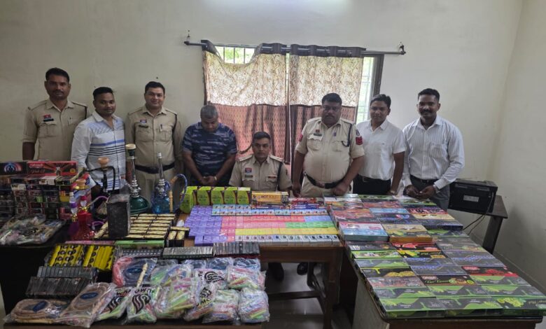 हुक्का सामाग्री की बिक्री करने वाले आरोपियो पर पुलिस का प्रहार