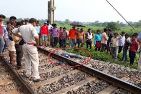 पिता ने बच्चों के साथ ट्रेन के सामने लगाई छलांग, सभी ने तोड़ा दम