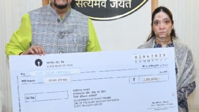 आतंकी हमले में जान गंवाने वाले दिनेश अग्रवाल की पत्नी को राज्यपाल ने दी 2 लाख रूपए की सहायता