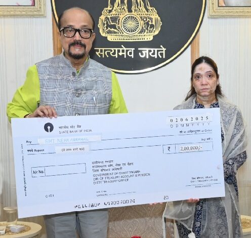 आतंकी हमले में जान गंवाने वाले दिनेश अग्रवाल की पत्नी को राज्यपाल ने दी 2 लाख रूपए की सहायता