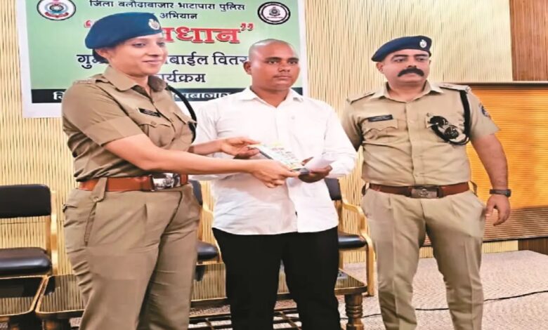 गुम मोबाइल को खोजने कई जगहों पर छापेमारी, 305 मोबाइल खोज निकाला