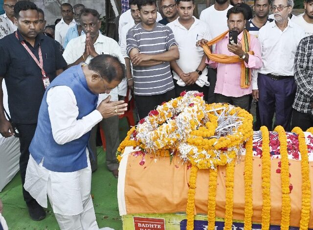 मुख्यमंत्री ने शहीद एएसपी आकाश राव गिरपुंजे के निवास पहुंचकर दी श्रद्धांजलि, परिवारजनों में मिलकर ढांढस बंधाया