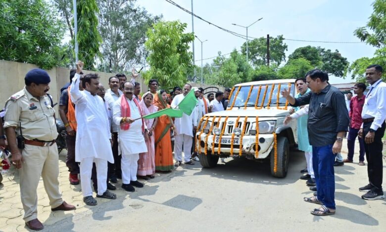 उप मुख्यमंत्री अरुण साव ने सोलर बैटरी वाहन को हरी झंडी दिखाकर किया रवाना उप मुख्यमंत्री अरुण साव ने सोलर बैटरी वाहन को हरी झंडी दिखाकर किया रवाना