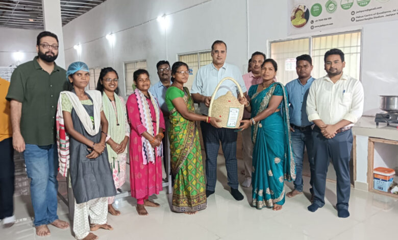 स्व सहायता समूहों को आजीविका मूलक गतिविधियों से जोड़े: भीम सिंह