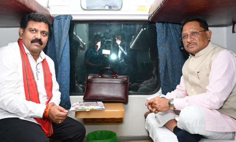 सीएम साय और डिप्टी सीएम ट्रेन से सरगुजा के लिए हुए रवाना सीएम साय और डिप्टी सीएम ट्रेन से सरगुजा के लिए हुए रवाना