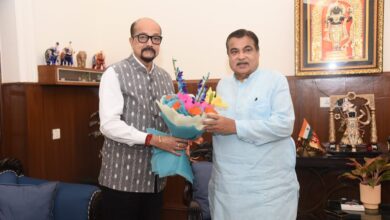 राज्यपाल डेका ने केन्द्रीय सड़क परिवहन एवं राजमार्ग मंत्री गड़करी से की भेंट