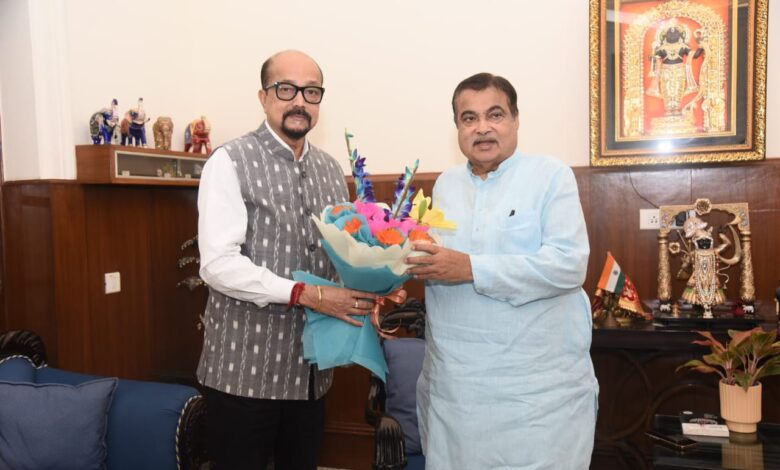 राज्यपाल डेका ने केन्द्रीय सड़क परिवहन एवं राजमार्ग मंत्री गड़करी से की भेंट