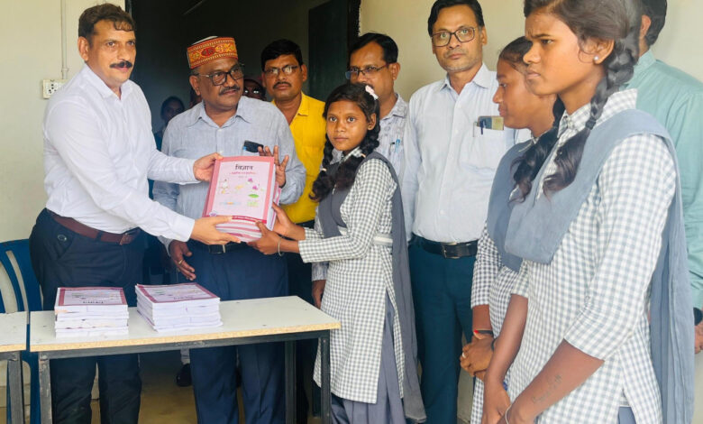 तरेगांव जंगल में गूंजा शिक्षा का संदेश, बेटियों के हाथों में किताबें, आंखों में भविष्य के सपने को मिली पंख