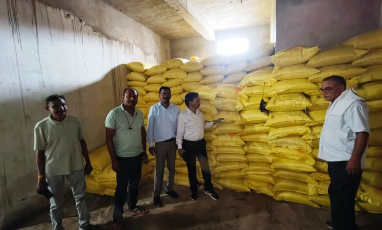 दर्जनों कृषि केन्द्रों पर छापामार कार्रवाई, आधा दर्जन को नोटिस दर्जनों कृषि केन्द्रों पर छापामार कार्रवाई, आधा दर्जन को नोटिस