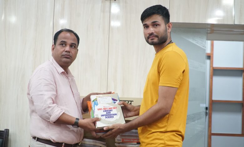 स्मृति पुस्तकालय योजना : आज 8 दानदाताओं ने 42 पुस्तकें की दान